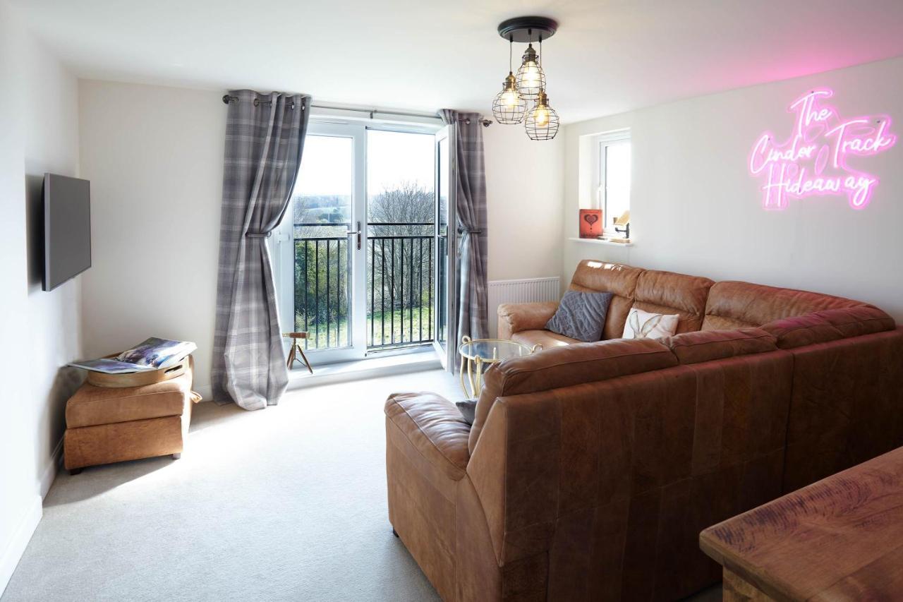 Host & - The Cinder Track Hideaway Apartamento Whitby