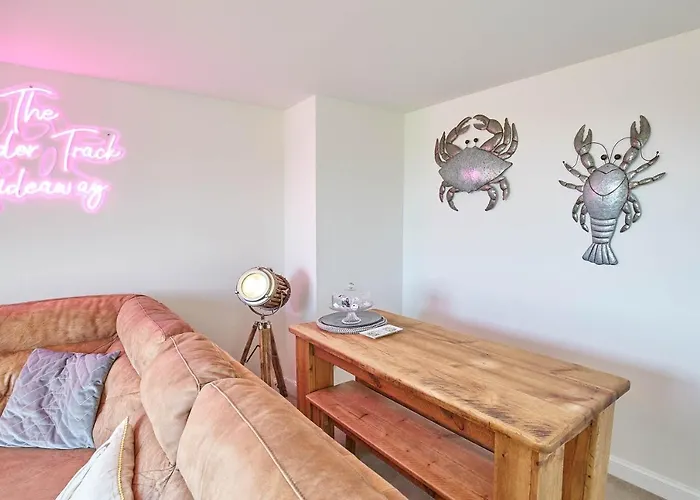 Host & Stay - The Cinder Track Hideaway